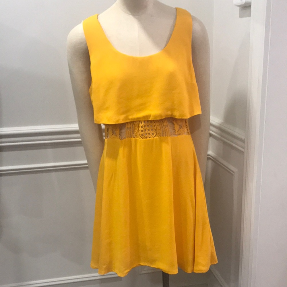 MARCIANO Ladies dress size medium- like new condition mustard yellow col…